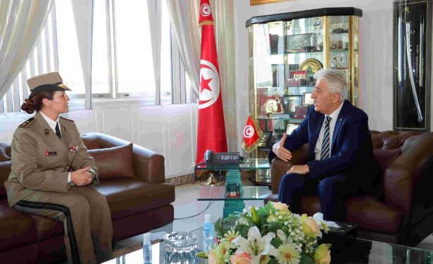 Tunisie : Le ministre de la Défense nationale honore la major Ahlem Douzi, lauréat du prix « Trailblazer » 2024