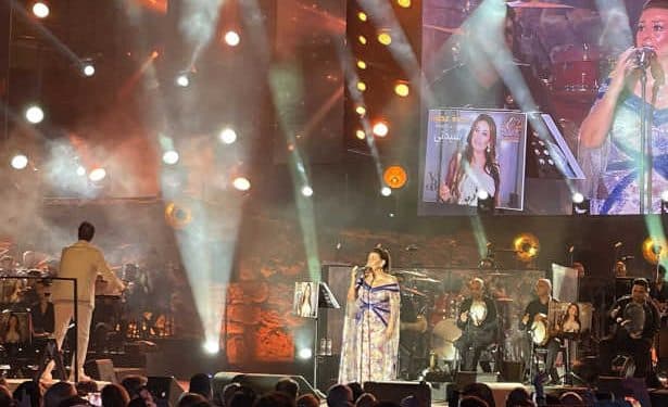 Tunisie : Najet Attia chante pour la femme à l&rsquo;occasion de la fête nationale de la femme tunisienne, marquant un retour mémorable de Carthage