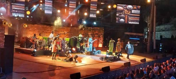Tunisie : « Le Petit Prince de Dakar », youssou N’Dour enflamme les gradins de Carthage lors d’une soirée mémorable entièrement dédiée à l’Afrique