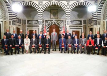 Tunisie : Le chef du gouvernement Kamel Maddouri tient une réunion avec sa nouvelle équipe gouvernementale