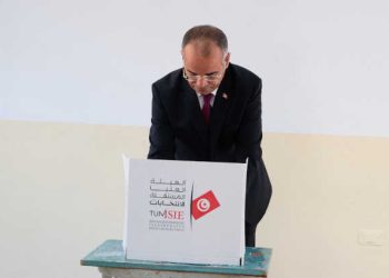 Tunisie : Le chef du gouvernement exerce son devoir électoral à l&rsquo;école primaire El-Manar 2