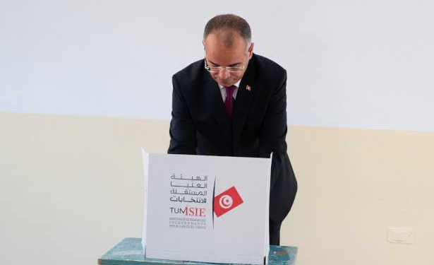 Tunisie : Le chef du gouvernement exerce son devoir électoral à l&rsquo;école primaire El-Manar 2