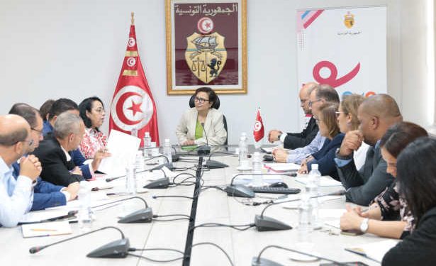 Tunisie :La Ministre de la Famille  préside une réunion de travail concernant les programmes de coopération et de partenariat avec l’Union Tunisienne de Solidarité Sociale, axée sur les secteurs des personnes âgées et de l’enfance