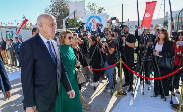 Tunisie : Kaïs Saïed, accompagné de son épouse Ichraf Chabil, exerce son droit de vote à l&rsquo;école primaire d&rsquo;Ennasr