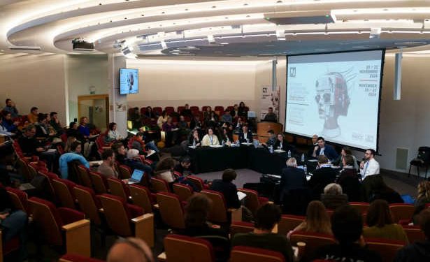 Retour sur la 2è édition des Assises Européennes du Journalisme de Bruxelles s’est tenue du 20 au 22 novembre à l’IHECS, autour du thème « L’intelligence artificielle, les médias, l’Europe et moi »