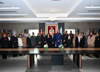 Tunisie: Le ministre de la Défense nationale décore certains employés et fonctionnaires civils du ministère