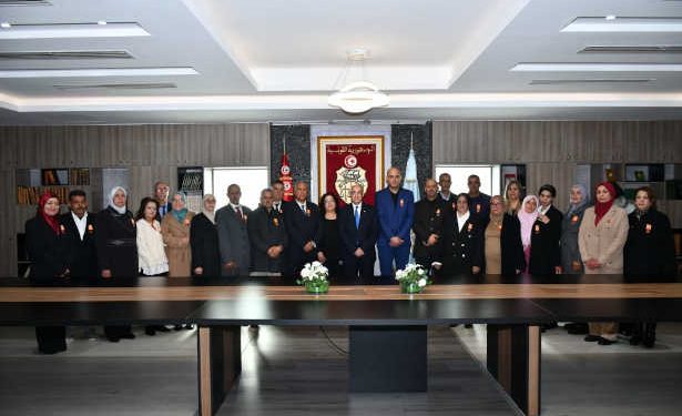 Tunisie: Le ministre de la Défense nationale décore certains employés et fonctionnaires civils du ministère