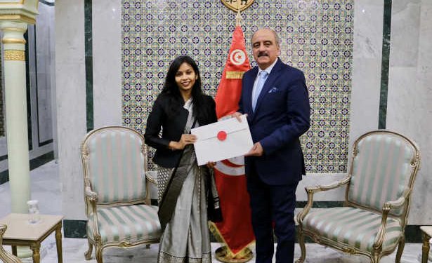 Tunisie : Le ministre des Affaires Etrangères reçoit  une copie figurée des Lettres de Créance de la nouvelle ambassadrice de la République de l&rsquo;Inde en Tunisie, Devyani Uttam Khobragade