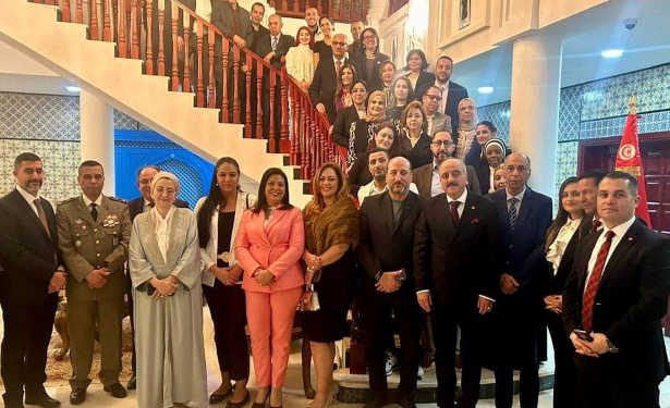 Tunisie : Le Ministre des Affaires Étrangères rencontre des membres de la communauté tunisienne lors de sa visite aux Émirats Arabes Unis