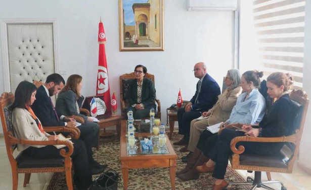 Tunisie : La ministre de la Famille, de la Femme, de l’Enfance et des Personnes Âgées reçoit l’ambassadrice de France en Tunisie, Anne Guéguen