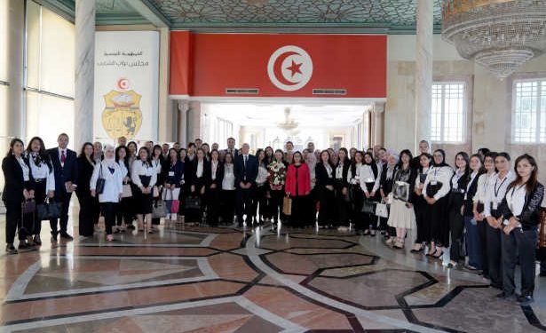 Tunisie : Un groupe d&rsquo;étudiants de la deuxième année de l&rsquo;École Nationale de gestion, accompagné de plusieurs enseignants,  effectue une visite à l&rsquo;Assemblée des représentants du peuple