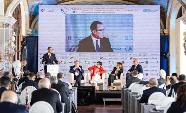 Tunisie : Le secrétaire d’Etat chargé de la transition énergétique M. Wael Chouchane participe au Forum international “Vers le Sud” à Sorrente, en Italie