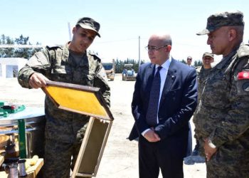 Tunisie : Le ministre de la Défense nationale effectue une visite à l’office  des Fermes militaires