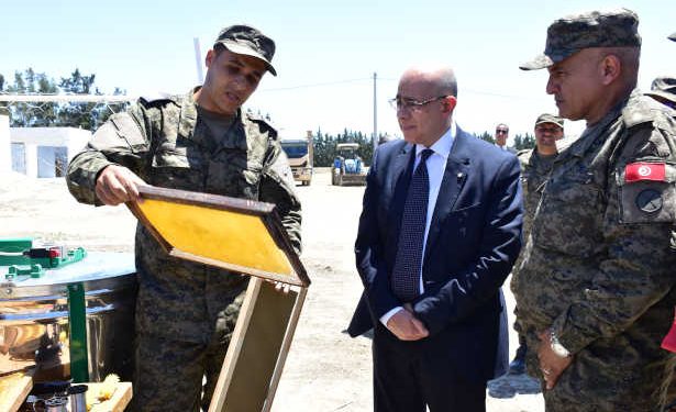 Tunisie : Le ministre de la Défense nationale effectue une visite à l’office  des Fermes militaires