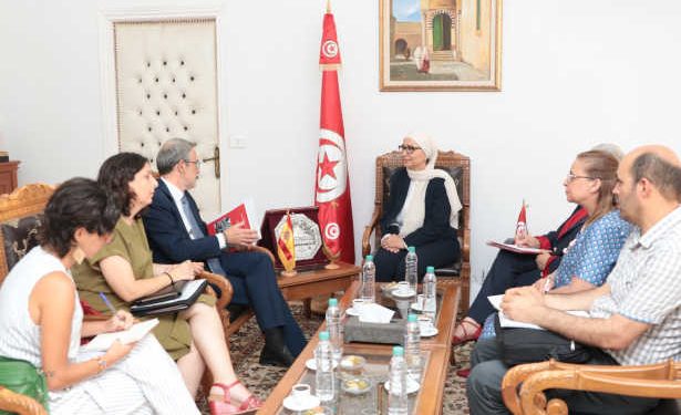 Tunisie : La ministre de la famille reçoit M. Javier PUIG SAURA, Ambassadeur du Royaume d’Espagne en Tunisie