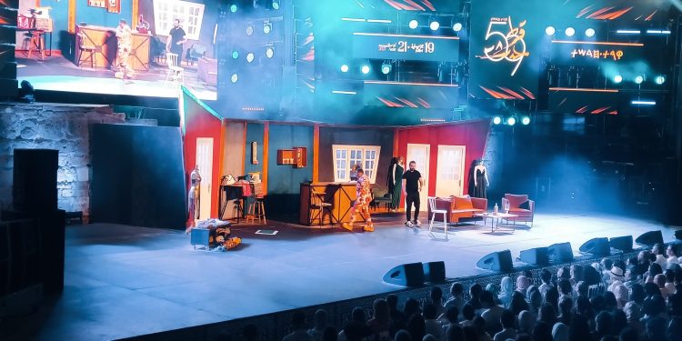 Tunisie- La pièce de Théâtre « Binomi » au Festival International de Carthage: Devant des guichets fermés … Aziz Jebali gagne le pari