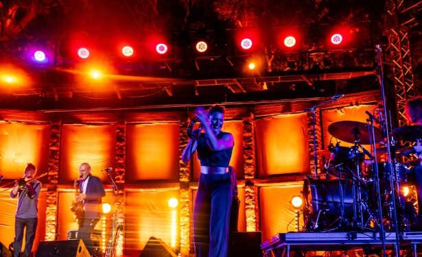 Tunisie : « Robin Bennett » sur la scène du Festival international de Hammamet, une musique qui transcende les frontières et célèbre la liberté