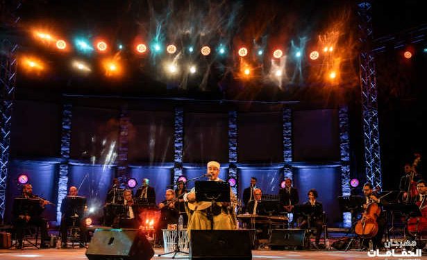 Tunisie: L’icône de la musique tunisienne et arabe, Lotfi Bouchnak enflamme la scène de l’amphithéâtre de Hammamet