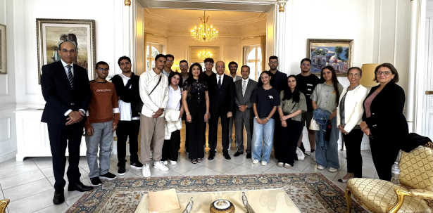 Tunisie: Les nouveaux lauréats boursiers de l’Etat tunisien admis dans les grandes écoles françaises reçus par l’Ambassadeur de Tunisie en France, M. Dhia KHALED