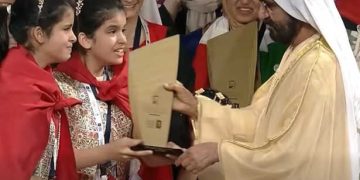 Son Altesse Cheikh Mohammed bin Rashid Al Maktoum, Vice-Président et Premier Ministre des Émirats Arabes Unis et Souverain de Dubaï, honore les jumelles tunisiennes, Bissane et Bilsane Kouka avec le Prix du concours de lecture arabe « Arab Reading Challenge » (ARC)2025