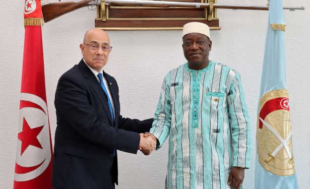 Tunisie : Le ministre de la Défense nationale  reçoit l&rsquo;ambassadeur du Burkina Faso en Tunisie