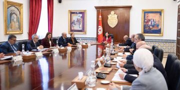 Tunisie: La cheffe du gouvernement préside une réunion du Conseil des ministres consacrée à l’augmentation des salaires dans les secteurs public et privé