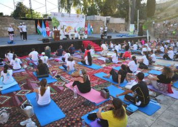 Carthage en mode yoga : l’Ambassade de l’Inde à Tunis célèbre la 12ᵉ Journée internationale du yoga