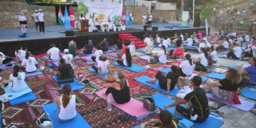 Carthage en mode yoga : l’Ambassade de l’Inde à Tunis célèbre la 12ᵉ Journée internationale du yoga