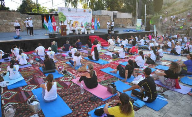 Carthage en mode yoga : l’Ambassade de l’Inde à Tunis célèbre la 12ᵉ Journée internationale du yoga