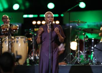 Angélique Kidjo enflamme l’amphithéâtre de Carthage avec une célébration des couleurs de l’Afrique