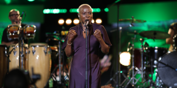 Angélique Kidjo enflamme l’amphithéâtre de Carthage avec une célébration des couleurs de l’Afrique