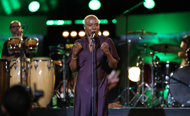 Angélique Kidjo enflamme l’amphithéâtre de Carthage avec une célébration des couleurs de l’Afrique
