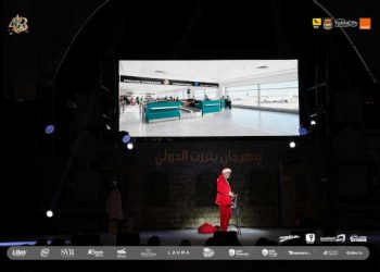 « Papa Noël en Tunisie » : Mohamed Saber Oueslati séduit le public du Festival international de Bizerte