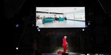 « Papa Noël en Tunisie » : Mohamed Saber Oueslati séduit le public du Festival international de Bizerte