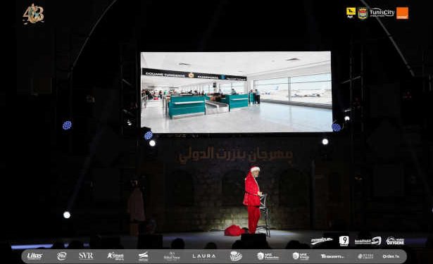 « Papa Noël en Tunisie » : Mohamed Saber Oueslati séduit le public du Festival international de Bizerte