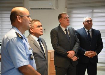 Le ministre de l’Intérieur suit les opérations de lutte contre les incendies de forêt