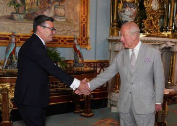 Le roi Charles III nomme Andy Burnham Premier ministre : une nouvelle ère s’ouvre au Royaume-Uni