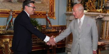 Le roi Charles III nomme Andy Burnham Premier ministre : une nouvelle ère s’ouvre au Royaume-Uni