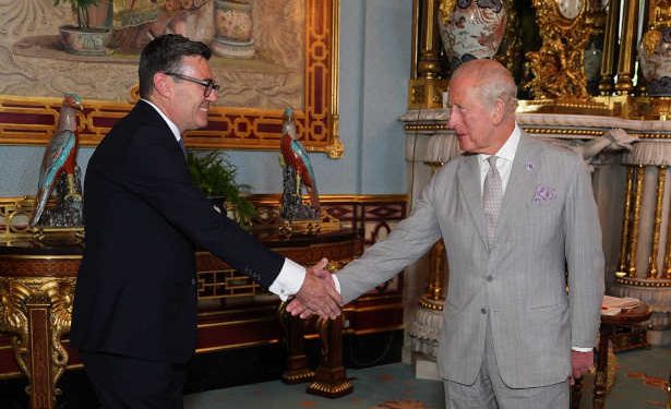 Le roi Charles III nomme Andy Burnham Premier ministre : une nouvelle ère s’ouvre au Royaume-Uni