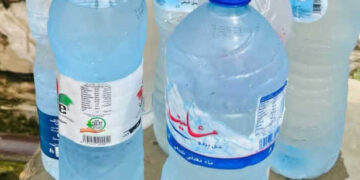 Crise de l’eau minérale en Tunisie : pourquoi les bouteilles manquent malgré une capacité de production élevée
