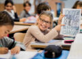 Retour au papier : l’Europe repense la place du numérique à l’école