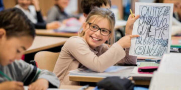 Retour au papier : l’Europe repense la place du numérique à l’école