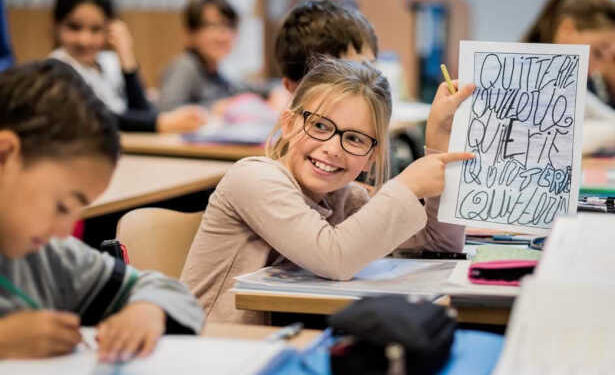 Retour au papier : l’Europe repense la place du numérique à l’école