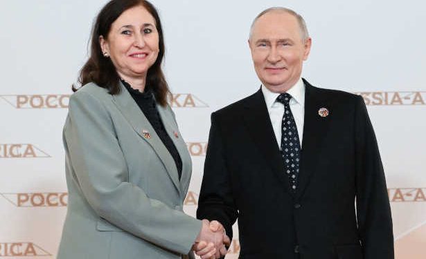 Sommet Russie-Afrique : La cheffe du gouvernement, Sarra Zaafrani Zenzri reçue au Kremlin par Vladimir Poutine